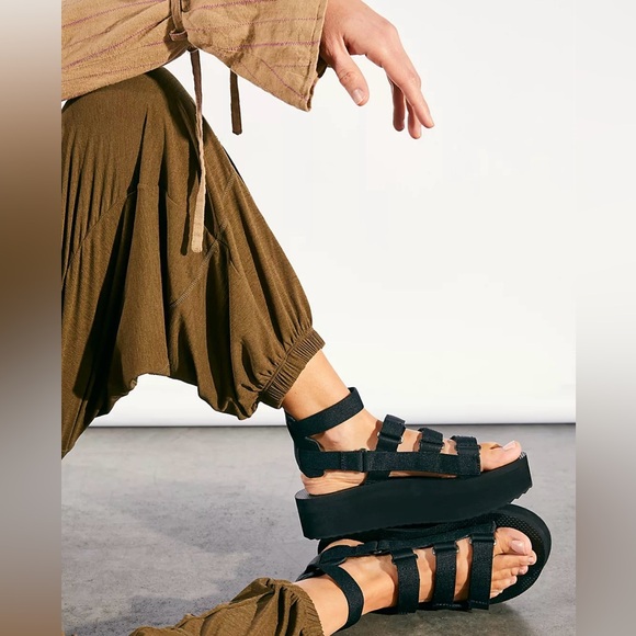 Teva Women's Flatform Mevia Platform Sandals. Size 6 - Picture 3 of 5